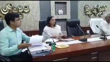 मुरादाबाद: सिविल लाइंस में डीएम की अध्यक्षता में लोकसभा चुनाव में पोलिंग बूथों में होने वाले बदलावों पर हुई चर्चा