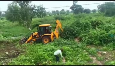 बकानी: रिचवा में चारागाह भूमि पर हो रहे अतिक्रमण पर चला प्रशासन का बुलडोजर