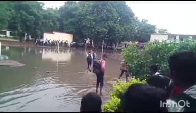 देवसर: सरकारी स्कूल गढहारा में स्कूल परिसर में भरा पानी, छात्रों को हो रही है परेशानी