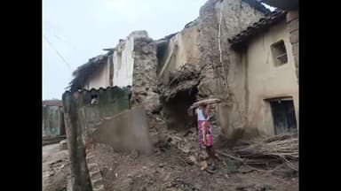 हमीरपुर: मिहुना गांव में बारिश के चलते गरीब का आशियाना ढहा