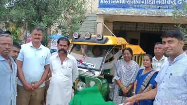 सुनेल: ढाबला खींची ग्राम पंचायत में गांव में सफाई के लिए खरीदे गए ई रिक्शा को विकास अधिकारी ने हरी झंडी दिखाकर किया रवाना