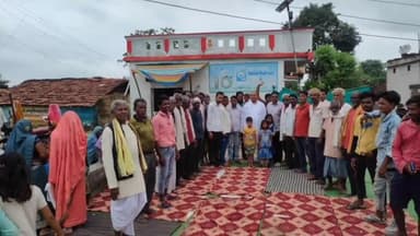 गाडरवारा: मिडवानी में जिला कांग्रेस कार्यकारी अध्यक्ष ने ग्रामवासियों को नारी सम्मान योजना की जानकारी देकर फॉर्म किए वितरित