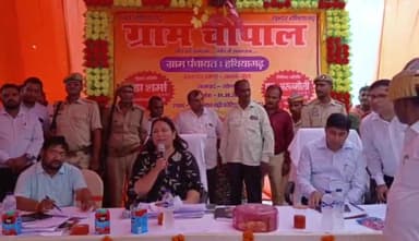 मनकापुर: हथियागढ़ में ग्राम चौपाल लगाकर DM ने ग्रामीणों की सुनी समस्याएं,निस्तारण हेतु संबंधित अधिकारी को दिए आवश्यक दिशा निर्देश