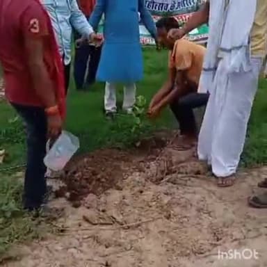 कलेर: जल जीवन हरियाली के तहत मनरेगा से लोदीपुर सूर्य मंदिर प्रांगण में किया गया वृक्षारोपण, मुखिया ने लिया भाग