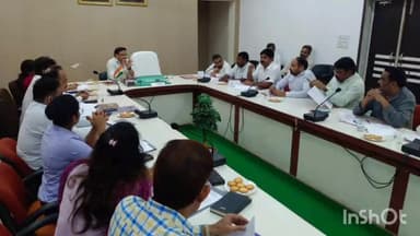 आगरा: निर्वाचन आयोग की अध्यक्षता में कलेक्ट्रेट सभागार में सभी मान्यता प्राप्त राजनीतिक दलों के प्रतिनिधियों के साथ हुई बैठक