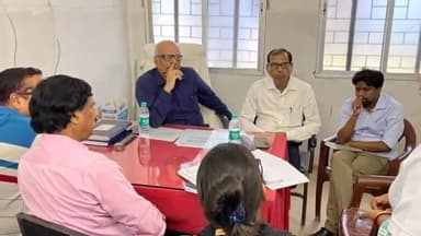 अररिया: जिले में संस्थागत प्रसव को बढ़ावा देने के लिए सदर अस्पताल स्थित कार्यालय में सिविल सर्जन ने अधिकारियों के साथ की बैठक