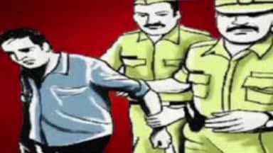 रतलाम नगर: डालू मोदी चौराहे पर पुलिस ने एक व्यक्ति को सट्टा अंक लिखते पकड़ा, दर्ज किया प्रकरण