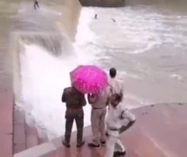 टीकमगढ़: कुंडेश्वर में नदी में नहाते समय डूबे दो युवक, पुलिस ने गोताखोरों की मदद से एक युवक के शव को निकाला, दूसरे की तलाश जारी