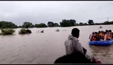 हटा: प्रशासन की टीम ने इमलिया में आई बाढ़ से प्रभावित लोगों का किया रेस्क्यू, कांग्रेस नेता प्रदीप ने कहा- 2 मोटर बोट आई है