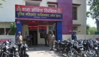 गाज़ियाबाद: क्रॉसिंग रिपब्लिक से पुलिस ने चेकिंग के दौरान चार अभियुक्तों को रंगदारी मांगने के अभियोग में किया गिरफ्तार