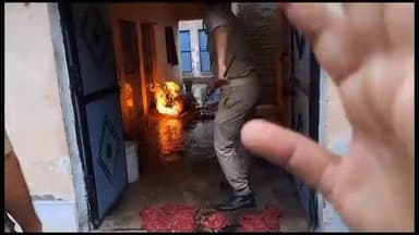 झांसी: पुलिया नंबर-9 पुलिस चौकी के पास एक घर में घरेलू सिलेंडर में लगी आग, पुलिस ने आग पर पाया काबू