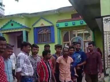 पचोर: पचोर क्षेत्र के सरेड़ी में चार माह से राशन नहीं मिलने के कारण गुस्साए ग्रामीणों ने किया हंगामा, कालाबाजारी का लगाया आरोप