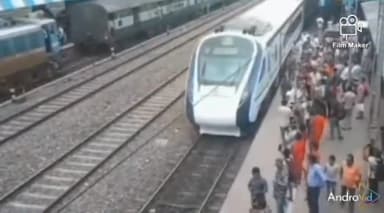 देवीपुर: पटना से हावड़ा के लिए वंदे भारत एक्सप्रेस ट्रेन का हुआ ट्रायल, जसीडीह रेलवे स्टेशन पर हुआ ठहराव