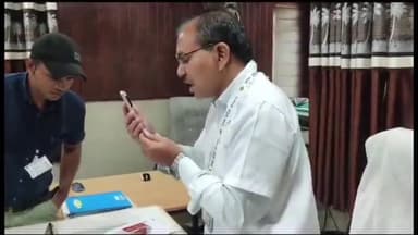 खिलचीपुर: खिलचीपुर सीबीएमओ डॉ के.एन.भिलवारे से स्वास्थ्य मंत्री प्रभु राम चौधरी ने किया वीडियो कॉल के माध्यम से संवाद, ली जानकारी