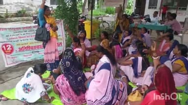 डुमरांव: नौ सूत्री मांगो को लेकर आशा कार्यकर्ताओं ने डुमरांव सामुदायिक स्वास्थ्य केंद्र लगातार पच्चीसवें दिन किया धरना प्रदर्शन