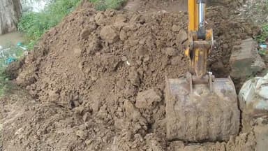 सुमेरपुर चेयरमैन धीरेंद्र शिवहरे ने गल्ला मण्डी से बस स्टाफ तक नाले कि सफाई कराने का कार्य कराया शुरू बरसात के पानी निकासी से लोगो को मिलेगी राहत