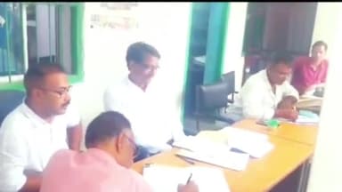 रामगढ़ चौक: तेतरहाट थाना के परिसर में भूमि से संबंधित मामलों का निष्पादन हेतु लगाया गया जनता दरबार