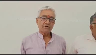 धौलपुर: जिले में कांग्रेसियों ने राहुल गांधी की सजा पर रोक लगाने के मामले में एक दूसरे को मिठाई खिलाकर किया हर्ष व्यक्त