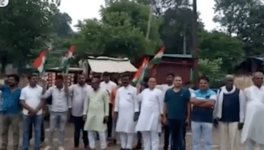 चितरंगी: राहुल गांधी के संसद सदस्यता की बहाली पर कांग्रेसियों ने चितरंगी बाज़ार में रैली निकालकर की आतिशबाजी