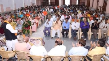 हुज़ूर: भाजपा विधायक रामेश्वर शर्मा ने संत नगर में विशाल तिरंगा यात्रा की तैयारियों को लेकर भाजपा कार्यकर्ताओं के साथ की बैठक