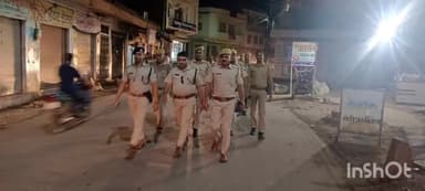 धौलपुर: पुलिस महानिदेशक के निर्देश में धौलपुर जिले में सभी थाना अधिकारी व पदाधिकारियों ने अपने-अपने क्षेत्रों में की पैदल गश्त