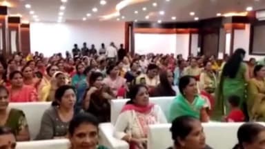 हुज़ूर: वार्ड क्रमांक 64 में भाजपा विधायक कृष्णा गौर ने हर बूथ पर महिलाओं को भजन सामग्री का किया वितरण