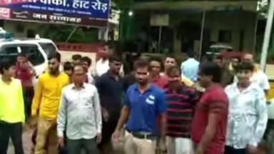 रतलाम नगर: सुभाषनगर ओवरब्रिज का काम धीमी गति से चलने से आक्रोशित रहवासियों ने हाट की चौकी पहुंचकर किया प्रदर्शन