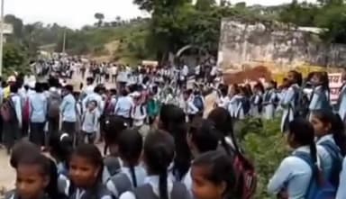 सराड़ा: राउमावि.बलुआकामामला,प्रिंसीपलपरमनमानी वदुर्व्यवहारकाआरोपछात्रोंवग्रामीणोंनेस्कूलपरजडा ताला,ऋषभदेव-सराडास्टेटहाइवेकियाजाम