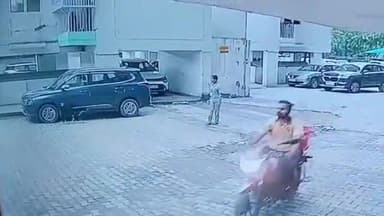 गाज़ियाबाद: राजनगर एक्सटेंशन स्थित ऑफिसर सोसाइटी 1 में स्ट्रीट डॉग द्वारा बच्चे को काटने का वीडियो सोशल मीडिया पर हुआ वायरल