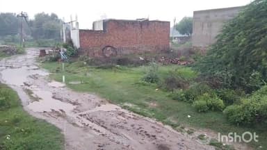 धौलपुर: नगर परिषद के वार्ड नंबर 59 की संगम विहार कॉलोनी की सड़कें हुई क्षतिग्रस्त राहगीरों का हुआ निकलना दुश्वार