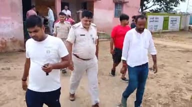 बिहटा: बीती रात  सदिसोपुर  मध्य  विद्यालय मे अज्ञात चोरों ने स्कूल का ताला तोड़कर चोरी  किया, मौके पर आकर जांच में जुटी पुलिस