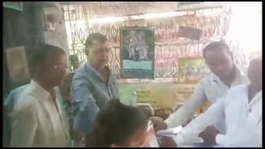 हिलसा: विधायक कृष्ण मुरारी शरण प्रखंड कार्यालय के पास एक विद्यालय की बच्चों को पुरस्कृत करते हुए कहा बेहतर होगा शिक्षा व्यवस्था