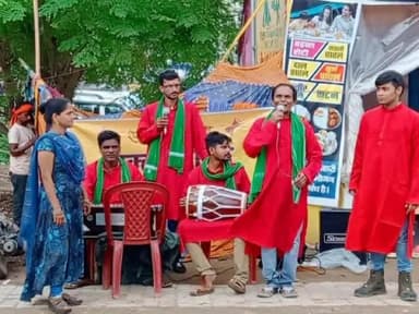 राजगीर: सूचना एवं जनसंपर्क विभाग के द्वारा राजगीर में नुक्कड़ नाटक के माध्यम से लोगों को सरकारी योजनाओं की दी गई जानकारी