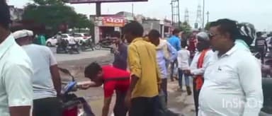 एत्मादपुर: छलेसर पुलिस चौकी के पास तेज रफ्तार ट्रक की चपेट में आने से एक्टिवा सवार शख्स गंभीर रूप से हुआ घायल