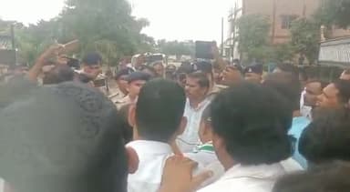 चितरंगी: बीते दिन में मोरवा में हुए गोलीकांड में कांग्रेसियों ने एसपी ऑफिस का घेराव कर की कार्यवाही की मांग