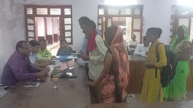 हाथरस: सदर तहसील में समाधान दिवस पर एडीएम ने सुनी जनता की समस्याएं, विभागीय अधिकारियों को दिए दिशा निर्देश