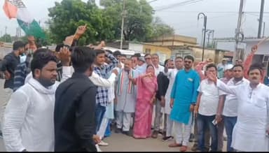 चितरंगी: बीते दिनों मोरवा में हुए गोलीकांड को लेकर कांग्रेसियों के द्वारा बैढ़न शहर में रैली निकालकर किया गया विरोध