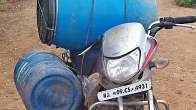 चित्तौड़गढ़: सामरी चोराये पर नाकाबंदी मे प्लास्टिक के ड्रमो में भरा 47.500 किलोग्राम अवैध अफिम डोडा चूरा व मोटरसाईकिल जप्त।