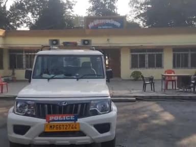 चितरंगी: जयंत चौकी पुलिस ने 55 लीटर महुआ शराब के साथ एक आरोपी को गोलीई बस्ती से किया गिरफ्तार