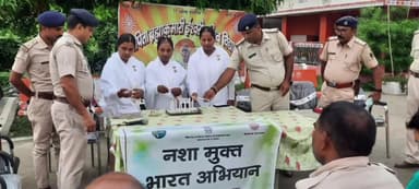 उचकागांव: उचकागांव थाना परिसर में नशा नहीं करने की दिलाई गई शपथ, नशा मुक्ति कार्यक्रम का हुआ आयोजन