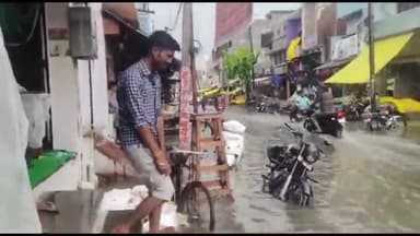 इकौना: कस्बा इकौना में बरसात के कारण सड़क पर हुआ जलभराव, घरों व दुकानों में घुसा पानी