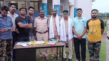 अजयगढ़: प्रधान आरक्षक राजकुमार व मिलन सिंह
के स्थानांतरण होने पर थाना धरमपुर में दी गई भावभीनी विदाई