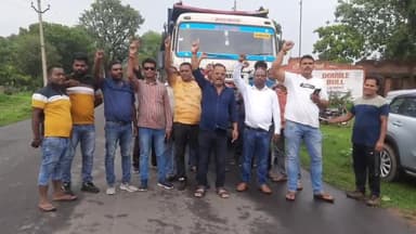 मांडू: ट्रांसपोर्टर की मनमानी के विरोध में झारखंड हाईवा ऑनर एसोसिएशन ने ओरला में हाईवा वाहनों को रोक ट्रांसपोर्टिंग किया बाधित