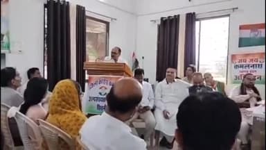 सिवनी: इंदिरा भवन जिला कांग्रेस कार्यालय में विधानसभा चुनाव के मद्देनजर कार्यकर्ताओ की बैठक हुई आयोजित