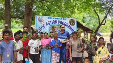 सुकमा: डब्बामरका कैम्प में CRPF सिविक एक्शन कार्यक्रम के तहत ग्रामीणो में बांटे फलदार पौधे और बच्चों में बांटी खेल सामग्री