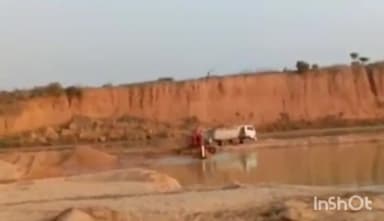 देवसर: मजौना गाँव के नदी में बदस्तूर जारी है रेत का अवैध खनन, जिम्मेदार बोले- अवैध रेत के कारोबार पर होगी कार्यवाही