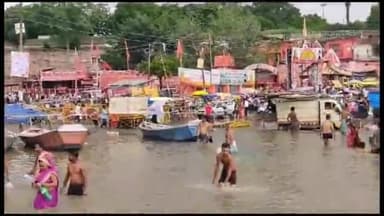 प्रयागराज: संगम में बाढ़ से बिगड़े हालात, सड़कों पर बस और कार की जगह चल रही है नावें