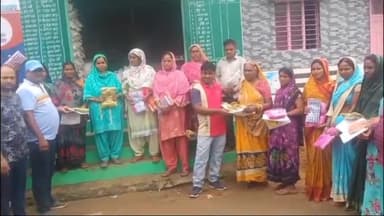 कटकमदाग: ग्राम खपरियावां की जन वितरण प्रणाली की दुकान में राशन कार्डधारियों के बीच साड़ी-धोती का किया गया वितरण