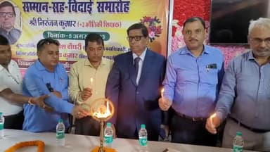 हलसी: राजकीय कृत उच्च विद्यालय हलसी के शिक्षक निरंजन कुमार को सेवानिवृत पर दी गई शानदार  विदाई,सैकड़ो बच्चे भी रहे उपस्थित