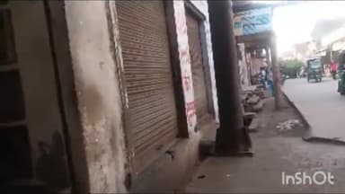 आगरा: प्रकाश नगर में रविन्द्र गुप्ता नामक दुकान पर शटर के नीचे से सुबह 5 बजे  से बेची जाती हैं शराब ,वीडियो के हुआ वायरल।